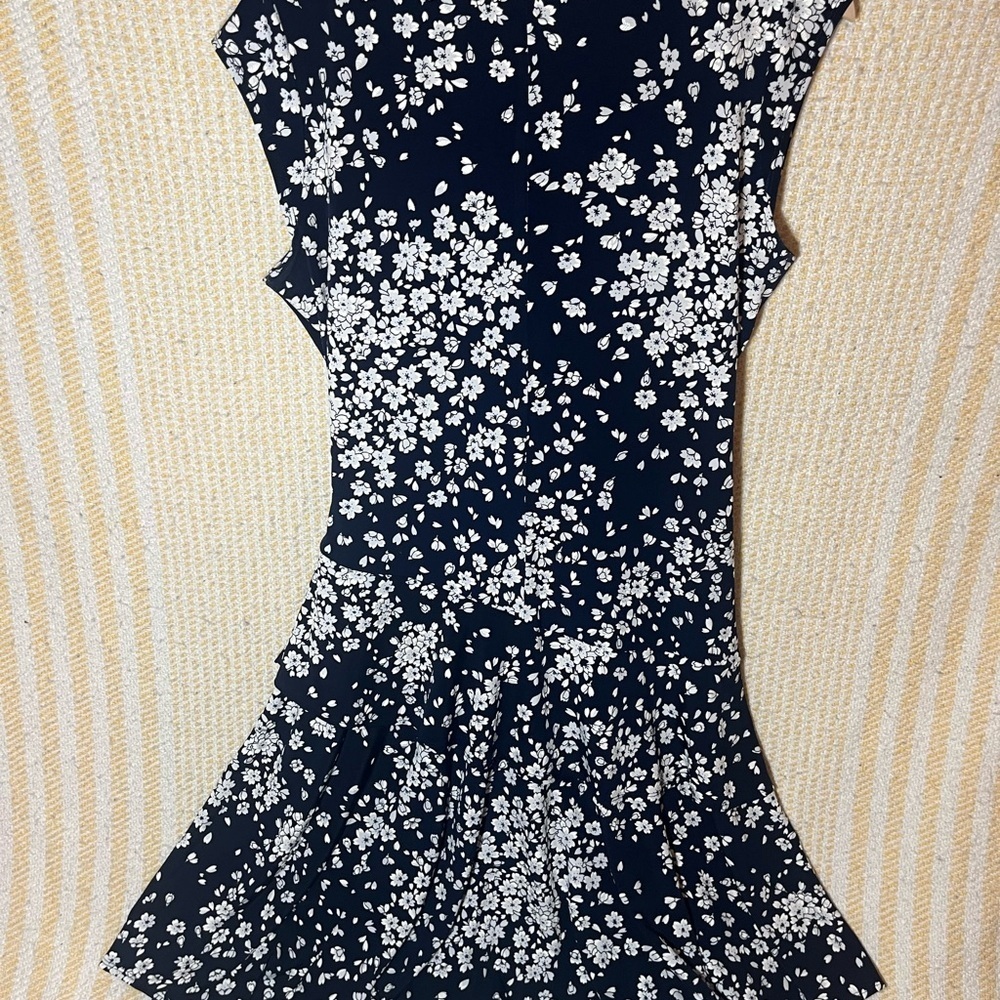 Signature by Robbie Bee Floral Faux Wrap Dress in Navy and White. Size Petite L - Picture 6 of 7